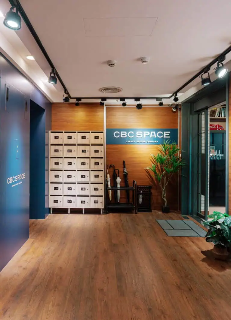 【信義區商務中心推薦】CBC SPACE - 市府館 的牆面與地板採用木紋設計，營造溫暖且自然的氛圍，適合營造放鬆的第一印象。 photo by Kelvin